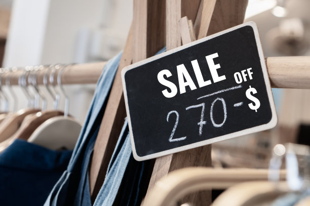 商场服装线上设置仿木黑色广告展示架，时尚为店，商业为顾客概念广告。的语气图片下载