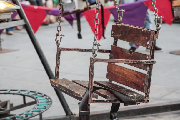 铁和木座椅的特写与安全带旋转木马图片下载