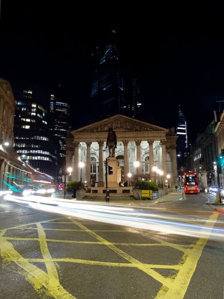 夜晚的皇家交易大楼，伦敦市，英国图片下载