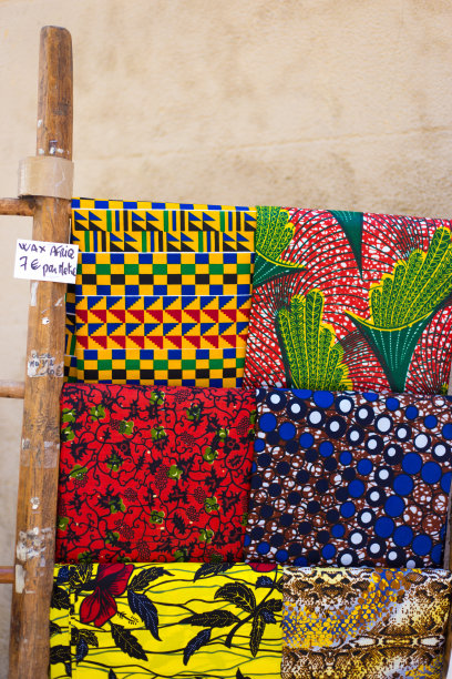 法国普罗旺斯:市场上出售的非洲蜡织品图片下载