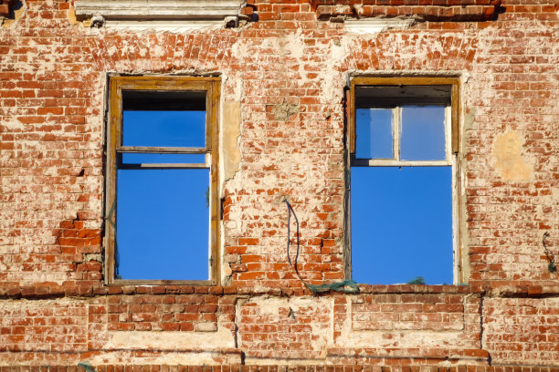 有两扇窗户的旧红砖墙。图片下载