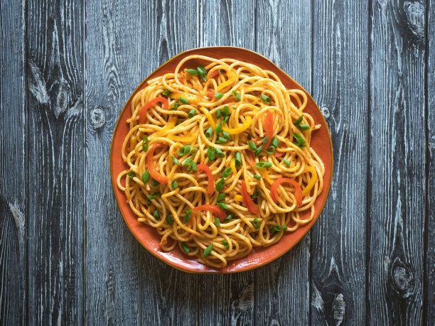 Schezwan客家面条。盛在碗里。俯视图图片下载