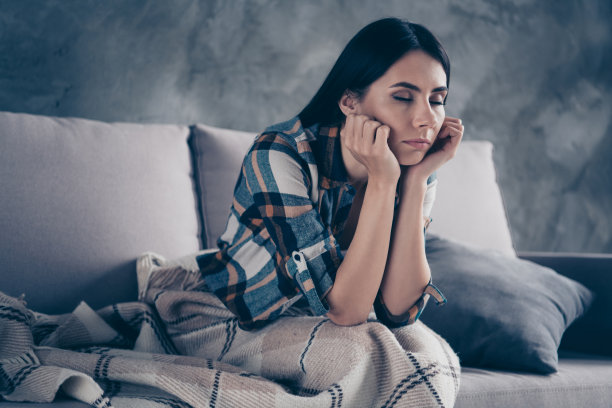 近的侧面资料照片美丽的她她的夫人睡着了，坐着，懒惰的手，胳膊，抱着头，盖着毯子，穿格子衬衫，沙发，公寓，客厅，室内图片下载