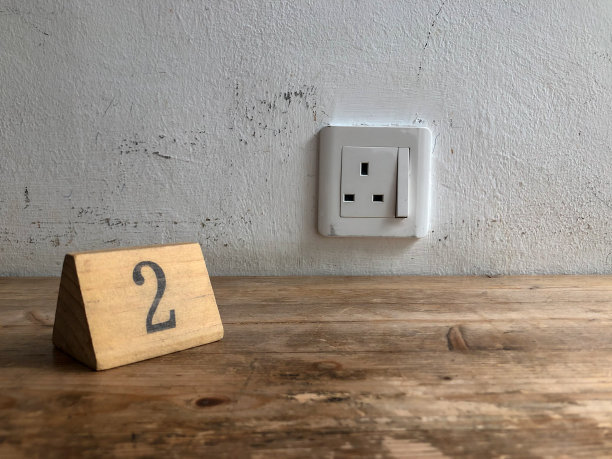 桌子上有数字的木块图片下载