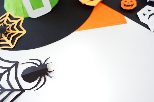 折纸课。创造力。孩子们手中。图片下载