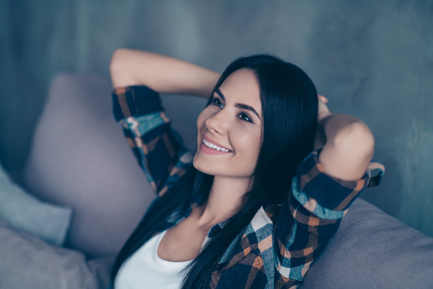 近的侧面侧面照片美丽的她她的女士的手手臂在头后面想象的飞行平静的和平善良完美的牙齿穿格子衬衫坐在舒适的沙发房子客厅在室内图片下载