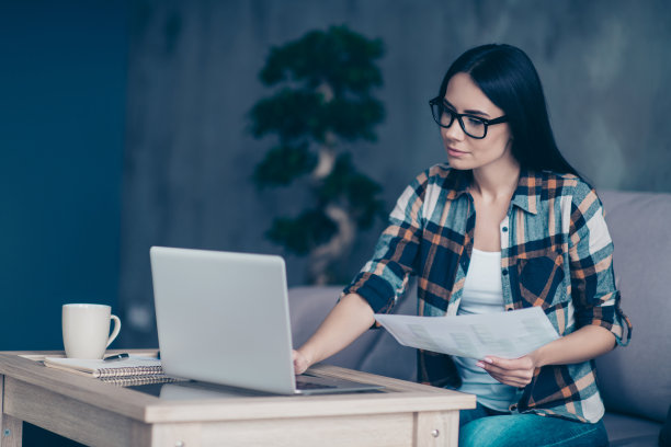 近的一面，侧面，照片，美丽的，她，她，女士，手，手臂，手持，纸张，文件，合同，笔记本，桌子，书写，数据，信息，细心，穿着，规格，格子衬衫，房子，客厅，室内图片下载