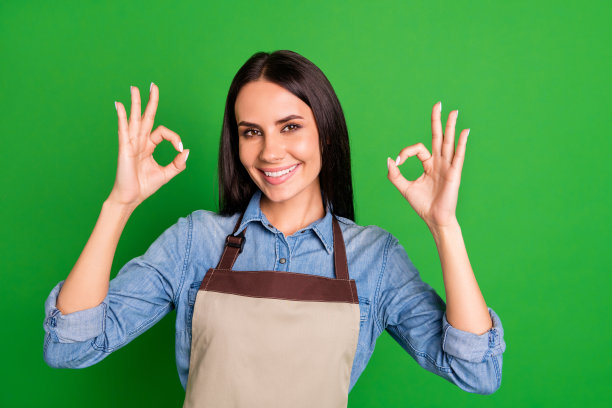 特写照片美丽的她，她的女士的手，手臂，好的象征，保证顾客买，买最好的服务，建议产品，穿牛仔裤，牛仔衬衫覆盖工作围裙孤立的黑色灰色背景图片下载