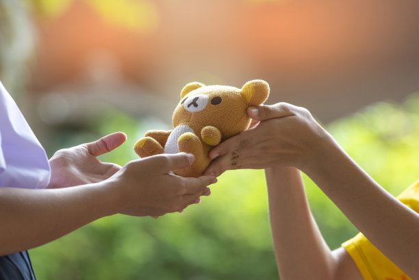 在这个重要的日子里，女孩们送了一份看泰迪熊的礼物。图片下载