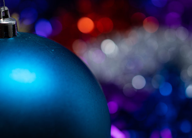 一张以金属箔为背景的蓝色圣诞装饰品的照片图片下载