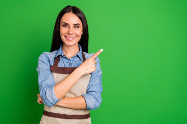近距离的照片美丽的她她的女士的手手臂新颖的暗示手指空的空间顾客买买方最好的服务产品穿牛仔裤牛仔衬衫覆盖工作围裙孤立的黑色灰色背景图片下载
