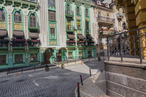 美丽的街道，有古典风格的建筑。体系结构图片下载