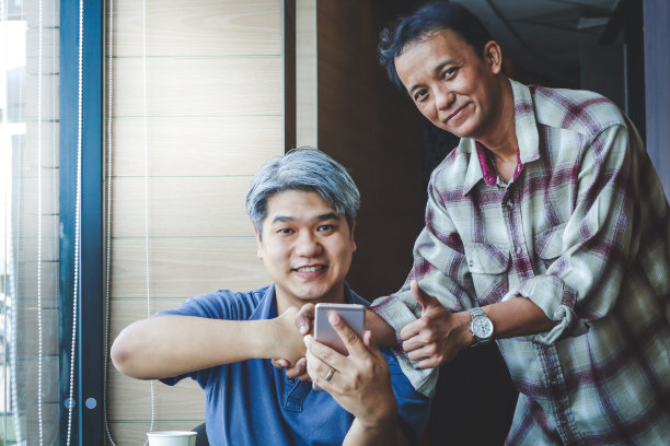 两个男人握手做生意图片下载