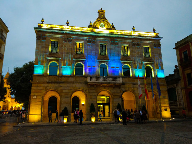 西班牙阿斯图里亚斯市希洪市市政厅，夜间灯光为蓝色图片下载