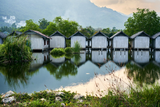 河边有一排房子图片下载
