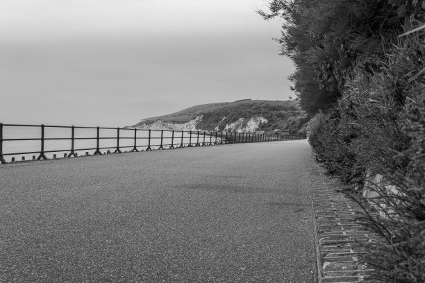 黑白荒芜的长廊图片下载