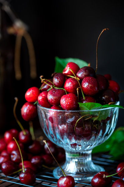 玻璃碗里盛着成熟的红樱桃图片下载