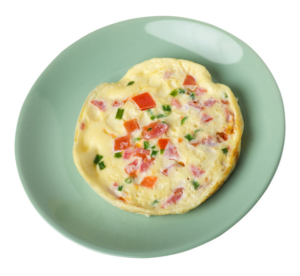 煎蛋卷与番茄和大葱在盘子孤立的白色背景。煎蛋卷顶视图。健康的早餐图片下载