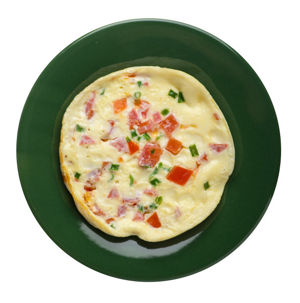 煎蛋卷与番茄和大葱在盘子孤立的白色背景。煎蛋卷顶视图。健康的早餐图片下载