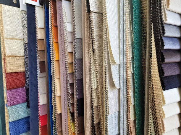 挂在商店里的织物图片下载