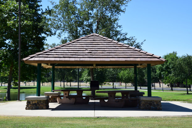 公园野餐区。图片下载