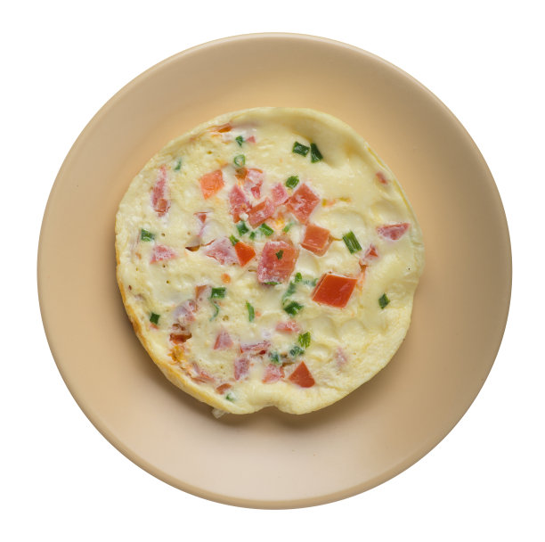 煎蛋卷与番茄和大葱在盘子孤立的白色背景。煎蛋卷顶视图。健康的早餐图片下载