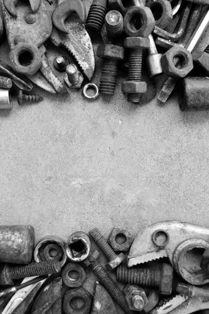 许多生锈的钢铁在水泥地面上拍摄黑白照片图片下载