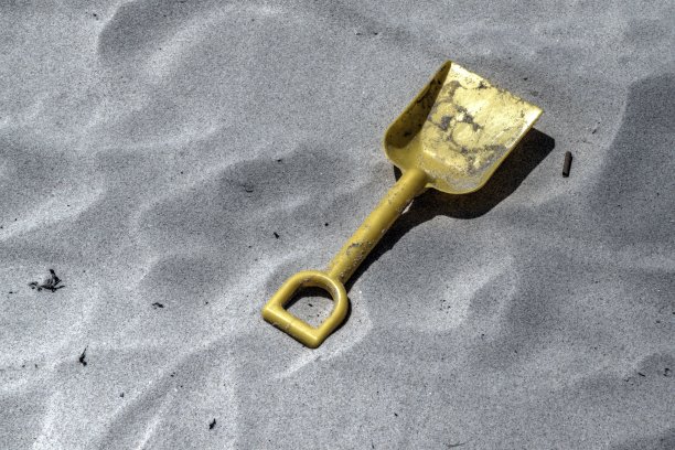 用铲子把沙子铲进去图片下载