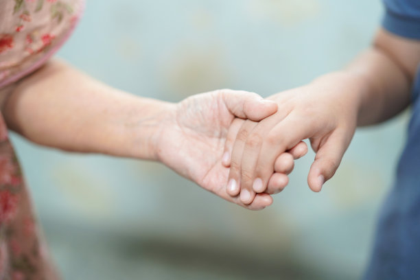 亚洲老年或老年妇女病人关爱，照顾，帮助，鼓励和同情护理病房:健康，强大的医疗理念图片下载