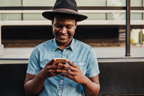 连接在城市的街道上图片下载