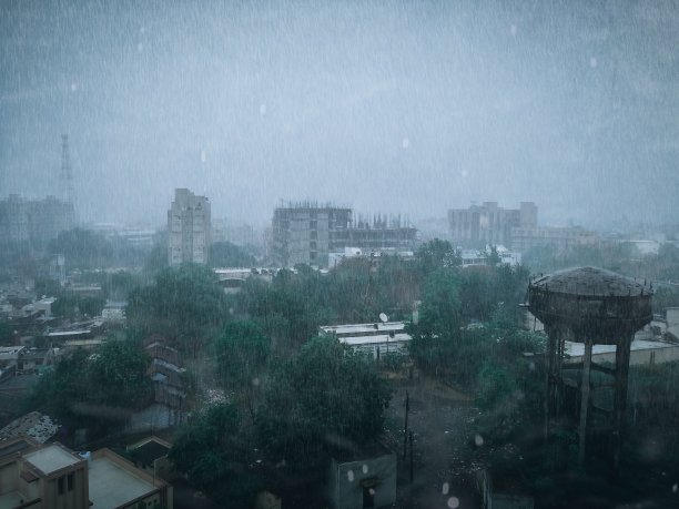 雨在城市图片下载