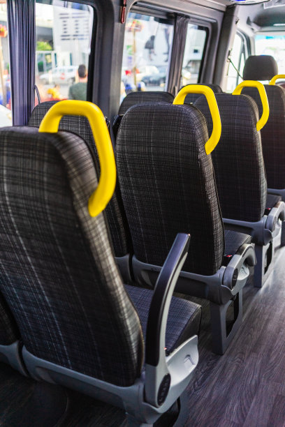 小巴或货车上有黄色把手的空座位。图片下载