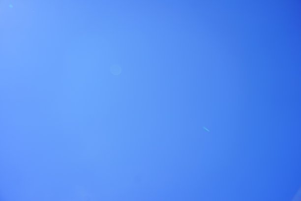 背景是白云和蓝天。图片下载