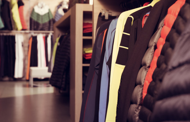 商店内部有选择的新滑雪服图片下载