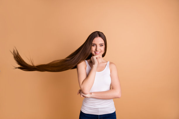 近距离的照片美丽的惊人的她，她的女士，双手，手臂，握住，触摸下巴，欣喜若狂，温暖的风，微风，头发，飞行的灵感，想象穿休闲的白色背心牛仔裤，牛仔孤立的，柔和的米色背景图片下载