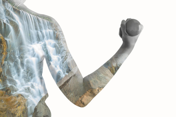 一个拿着哑铃的女人图片下载