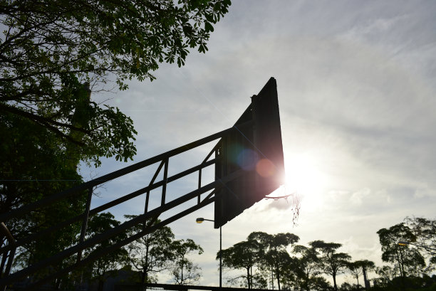 有旧木背板的篮球场图片下载