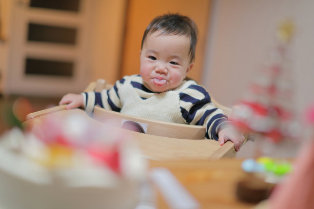 宝宝对着镜头伸出舌头图片下载