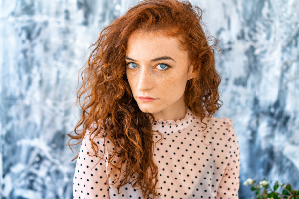 红发美丽女孩的肖像，悲伤的神情图片下载