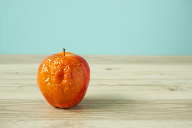 商务素材。桌子上的烂苹果。不发挥作用的员工可能被称为烂苹果图片下载