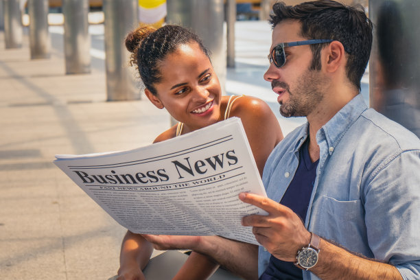 商务人士和工程师与商业报纸进行商业讨论图片下载