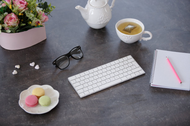 在办公桌上享用下午茶和点心图片下载