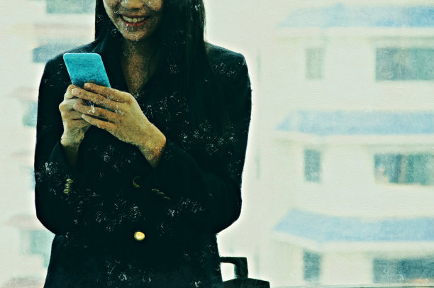 抽象彩色形状美丽的商务女性微笑肖像和工作手机上的水彩插图画背景。图片下载