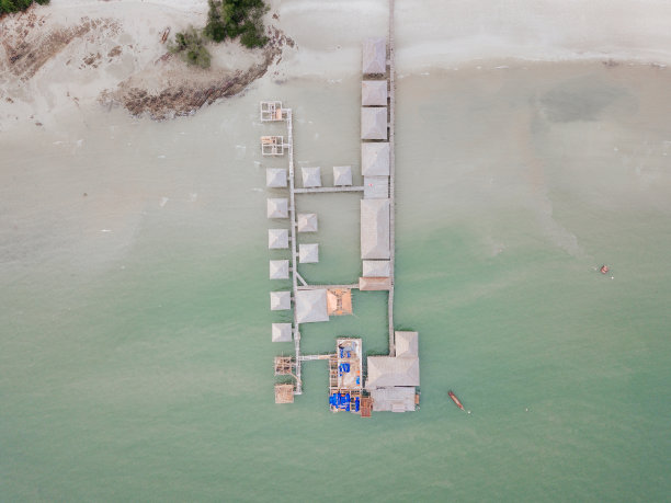 岛上度假屋上空的航拍照片图片下载