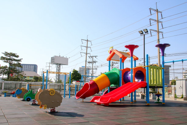 孩子们在公园里玩耍图片下载