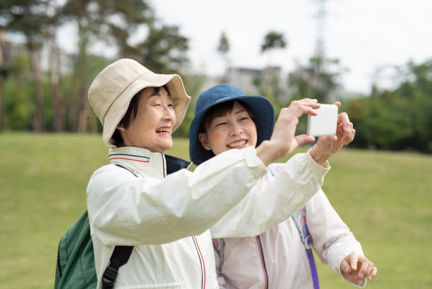 老年女性和中年女性在公园自拍图片下载