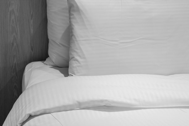 柔软的白色枕头在舒适的床上特写图片下载