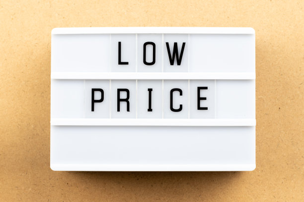 以木材为背景的低价字灯箱图片下载