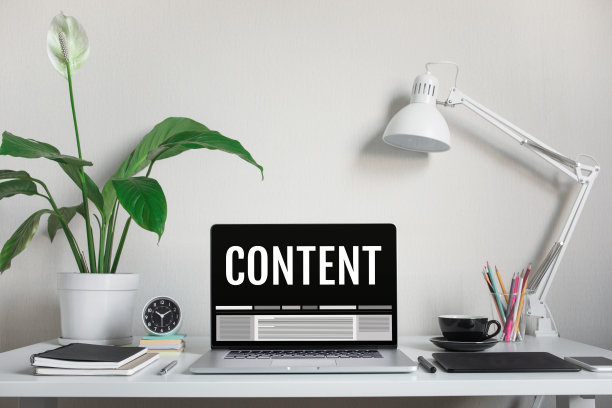 内容营销概念与文字在电脑笔记本电脑和附件在工作台上图片下载