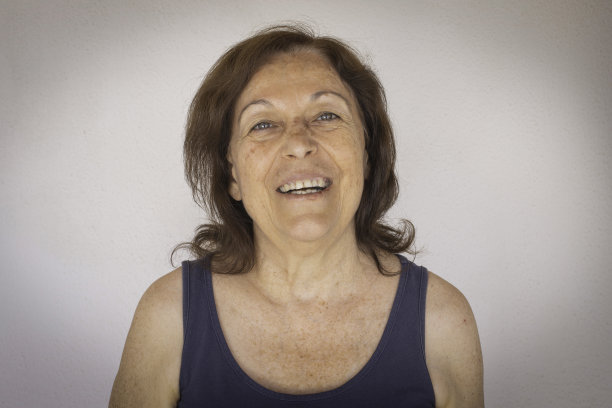 一位快乐的资深女士的肖像图片下载